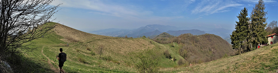 Scendiamo verso il Colle di Sant'Anna sul sent. 507